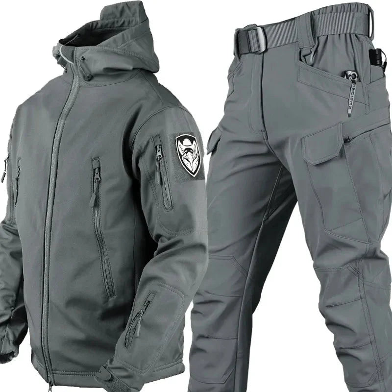 Zestaw męski outdoor z kurtką i spodniami cargo w spójnym stylu taktycznym