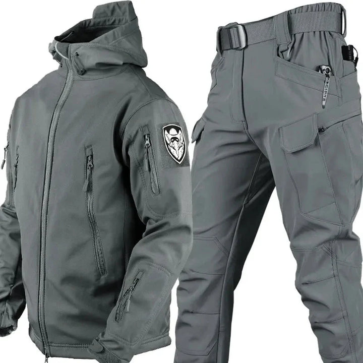 Zestaw męski outdoor z kurtką i spodniami cargo w spójnym stylu taktycznym