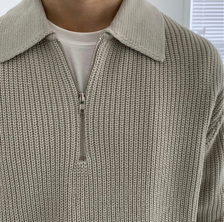Sweter męski z zamkiem w kolorze ciemnoszarym prezentowany na modelu z białym t-shirtem pod spodem