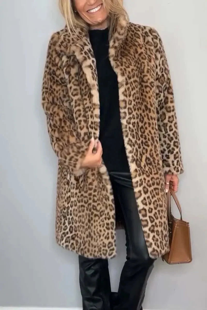 Zbliżenie na płaszcz damski futrzany leopard pokazujący miękką fakturę materiału i zapięcie frontowe