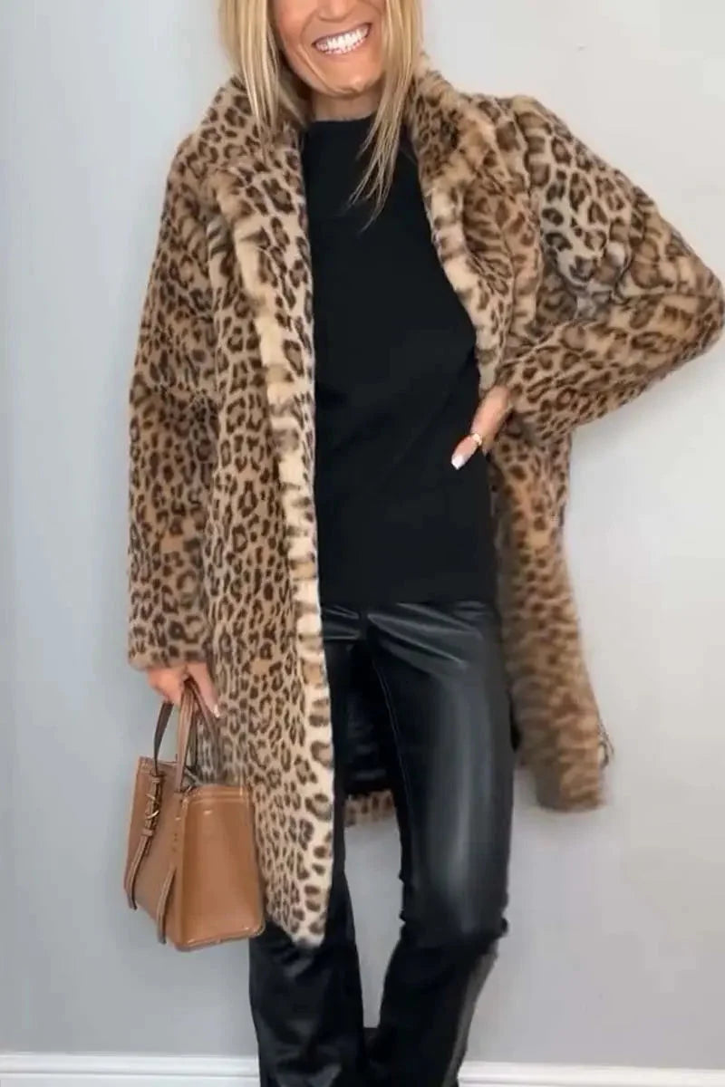 Płaszcz damski futrzany leopard w pełnej długości, widok z boku prezentujący swobodny krój