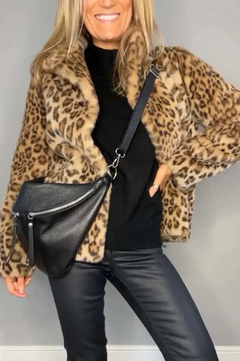 Płaszcz damski futrzany leopard z tyłu, widok prezentujący prosty krój bez detali