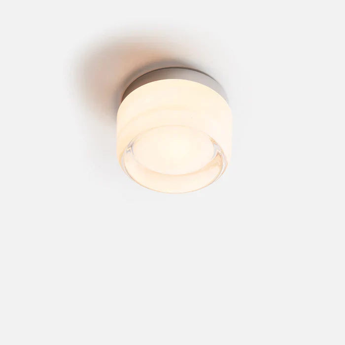 Nowoczesny kinkiet lampa LED w designerskiej oprawie z gładkim wykończeniem i ciepłym światłem