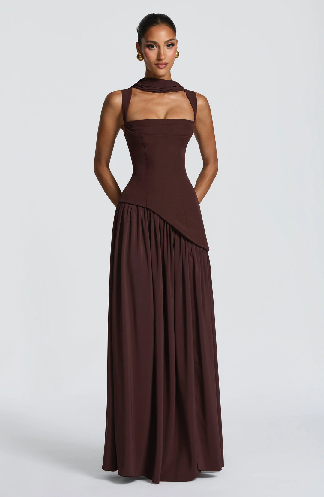 Sukienka formalna maxi w kolorze brązowym z nowoczesnym designem