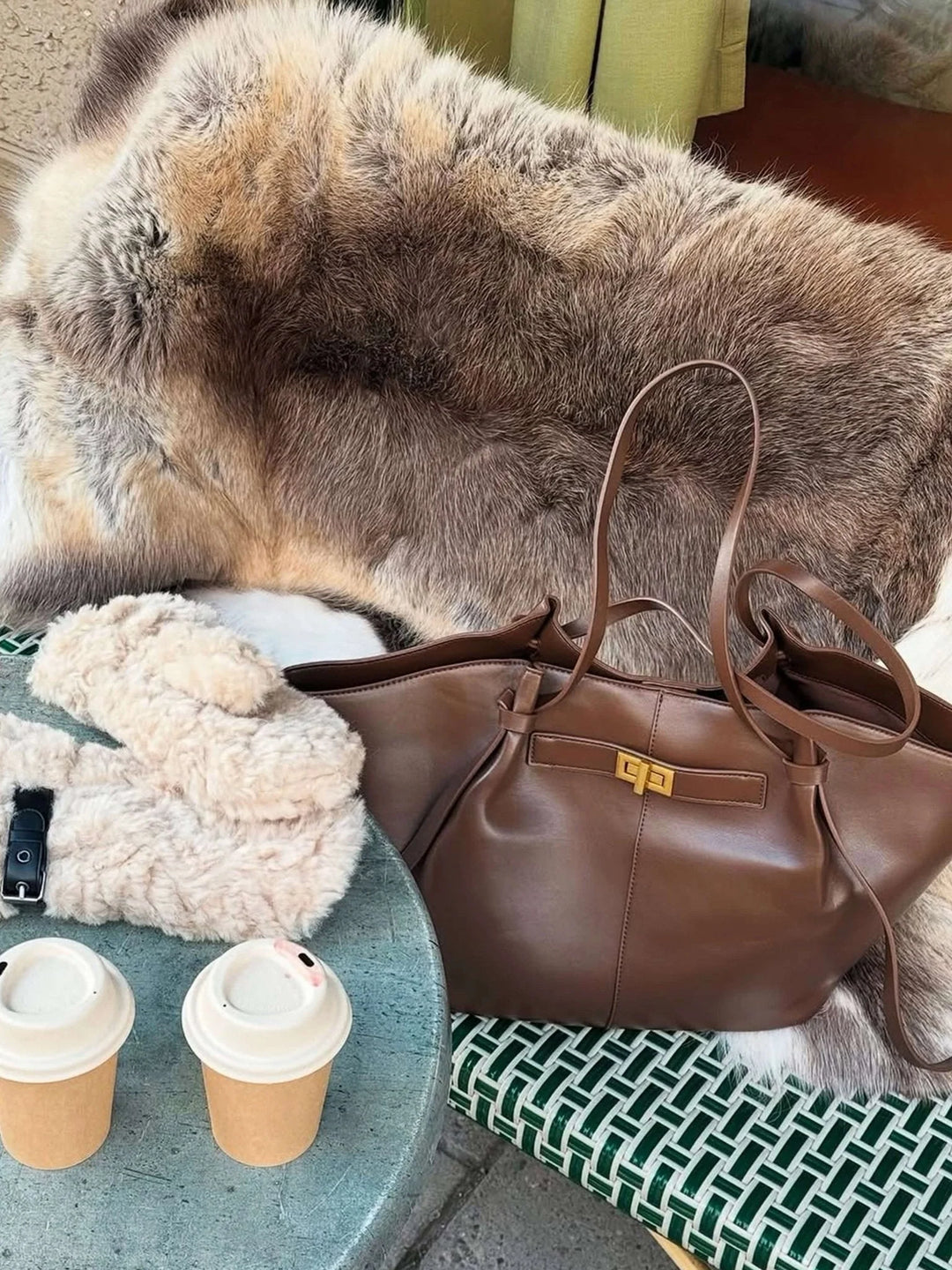 Bordowa torba shopper z charakterystyczną trapezową sylwetką i dekoracyjnymi detalami