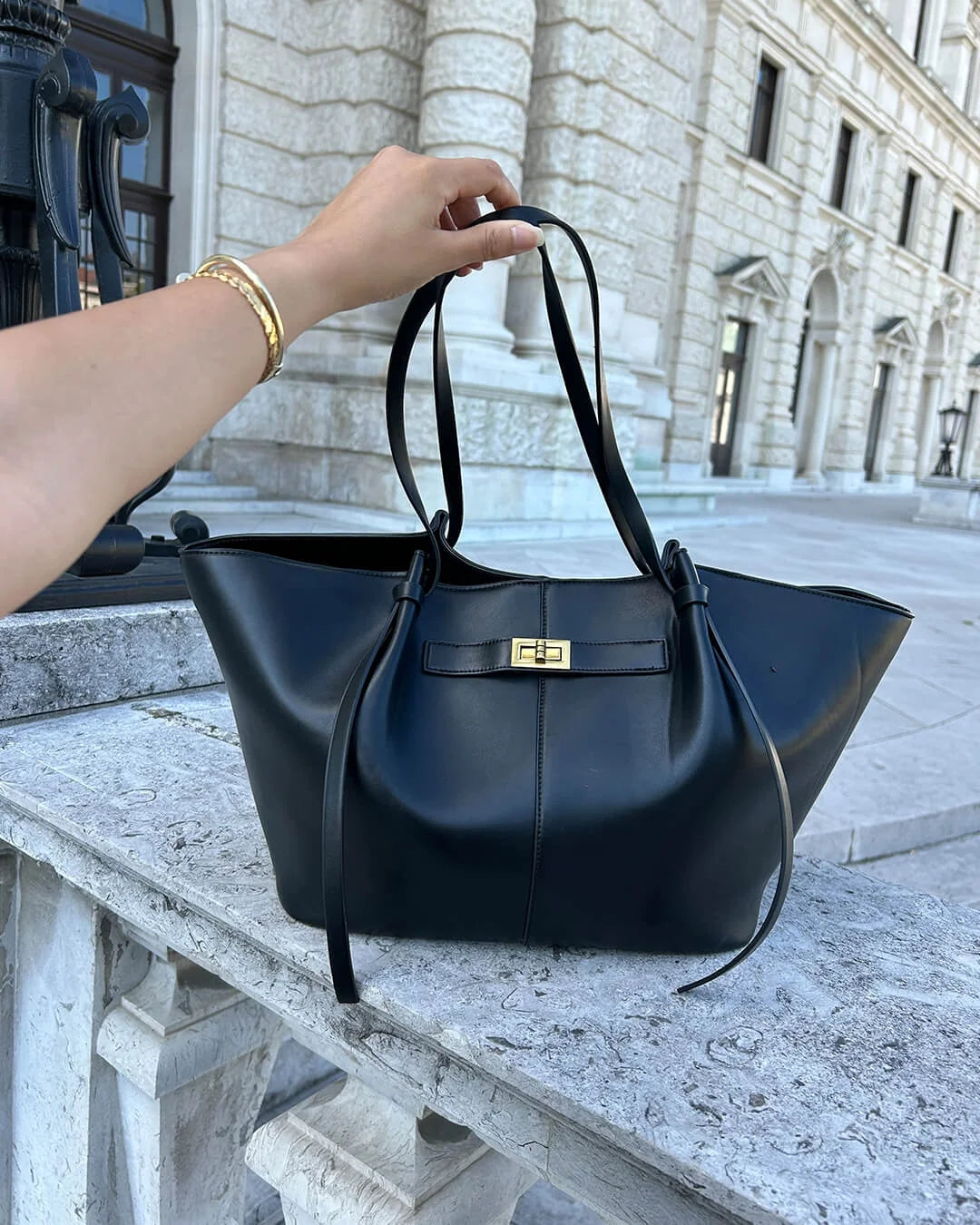 Detal bocznego wiązania i strukturalnego materiału torby shopper damskiej