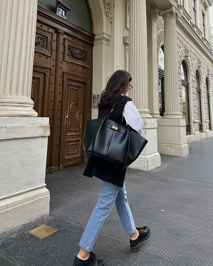 Trapezowa torba shopper w brązowym kolorze z metalowym zapięciem i wiązaniami
