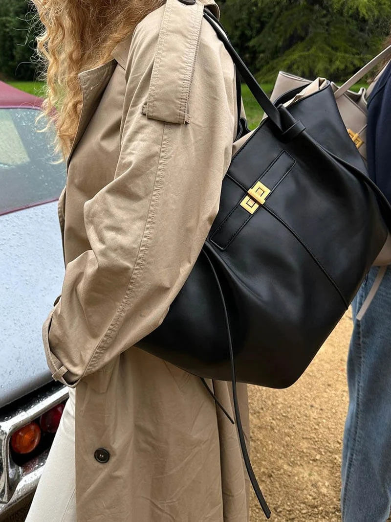 Kremowa torba shopper damska prezentująca minimalistyczny design i gładkie wykończenie