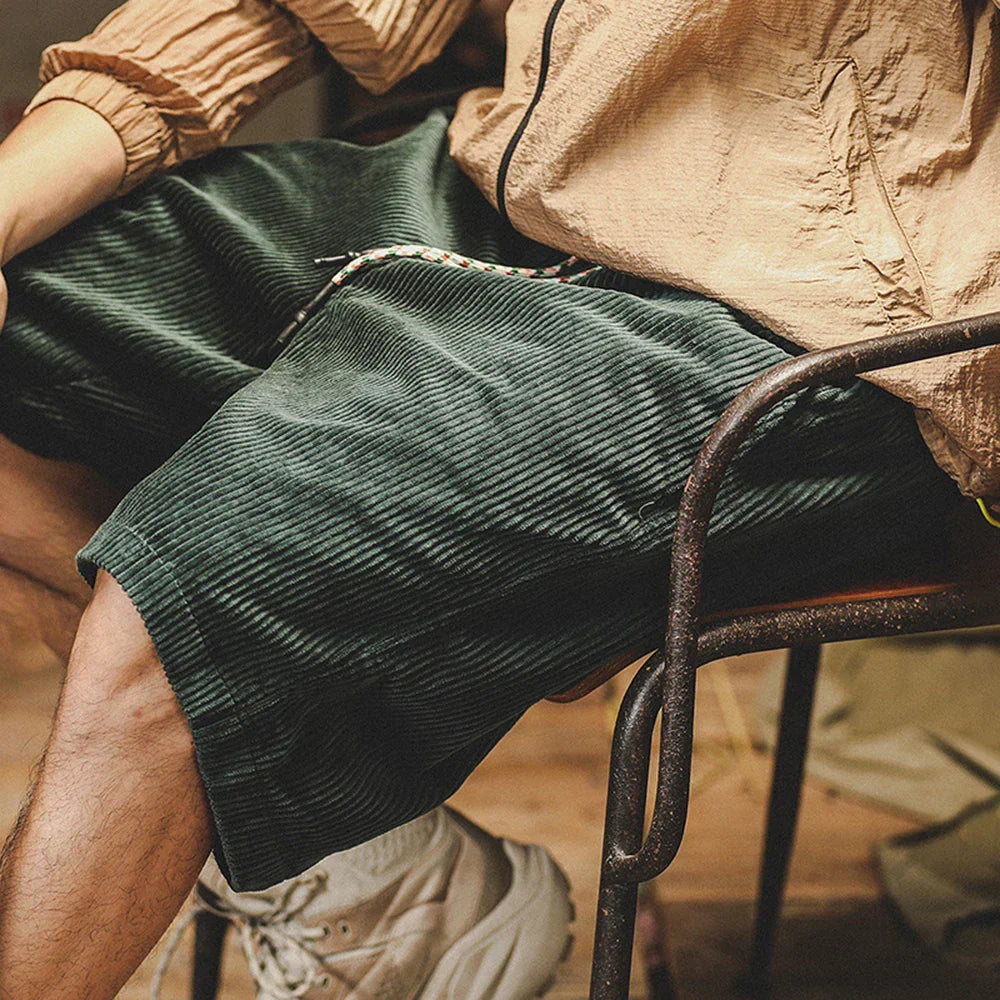 Spodenki męskie sztruksowe w kolorze khaki, widok całości z podwiniętymi nogawkami