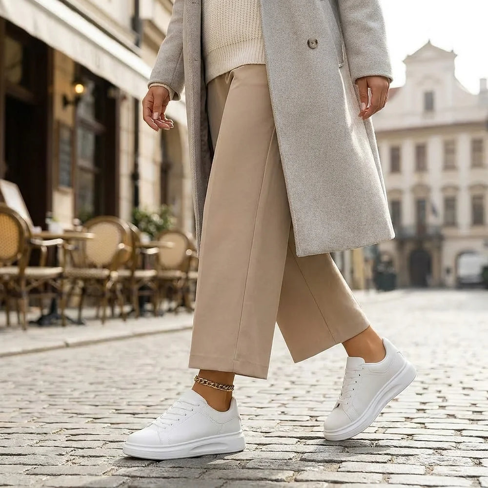 Minimalistyczne białe sneakersy damskie z gładkim wykończeniem i niską cholewką w casualowej stylizacji miejskiej