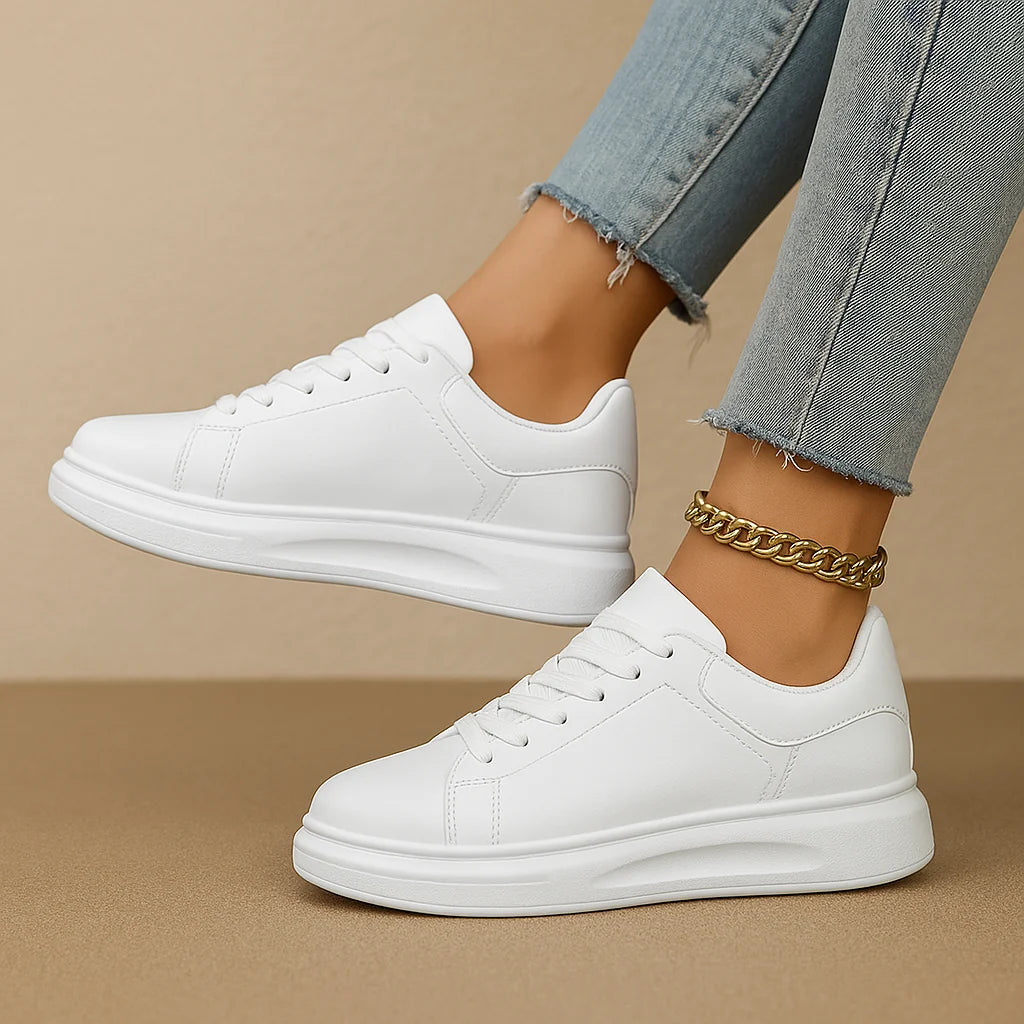 Minimalistyczne sneakersy damskie w białym kolorze z czystą estetyką i wygodnym krojem do casualowych stylizacji