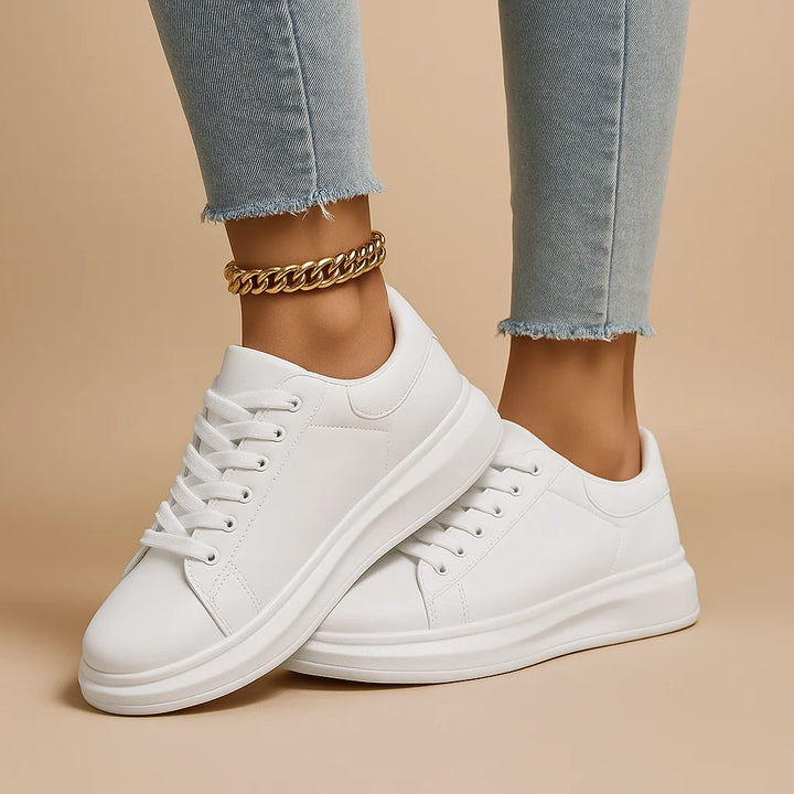 Białe skórzane sneakersy damskie z miękką wkładką i uniwersalnym designem pasującym do różnych okazji