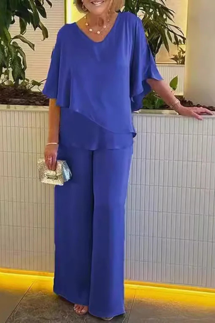 Elegancki dwuczęściowy strój damski z dekoltem w serek i zwiewną bluzką