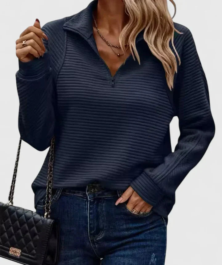 Elegancki sweter damski na każdą okazję w kolorze granatowym z prążkowaną fakturą i zamkiem przy dekolcie