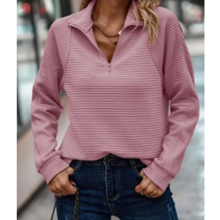 Elegancki sweter damski z prążkowaną powierzchnią i funkcjonalnym zamkiem przy kołnierzyku
