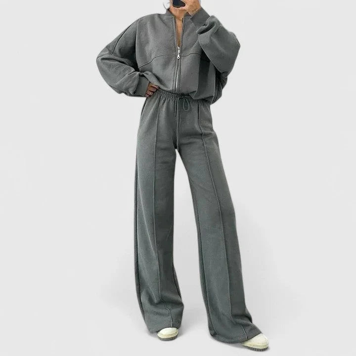 Kobieta w zestawie dresowym z bluzą oversize i luźnymi spodniami, casualowy styl