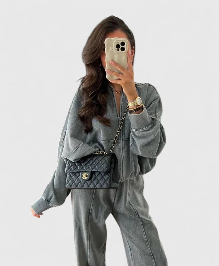 Komplet damski bluza oversize i spodnie, widok z boku, luźny krój