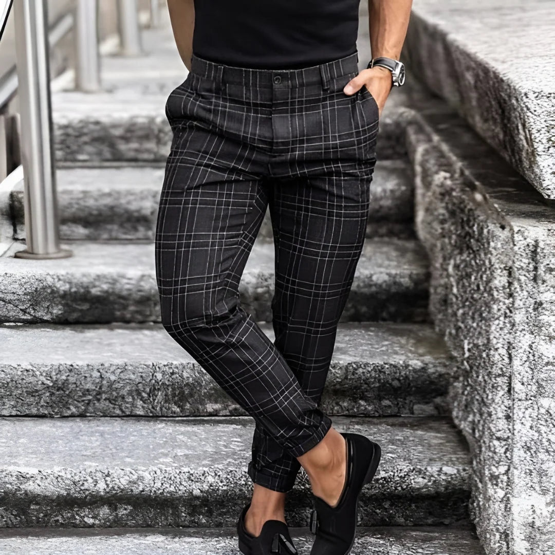 Spodnie męskie w kratę windowpane ze zwężaną nogawką w stylizacji z czarnym t-shirtem