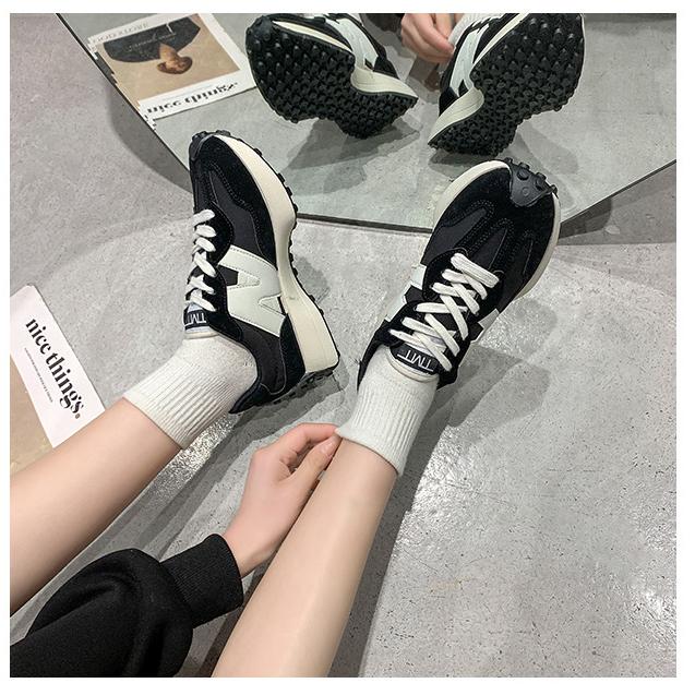 Sportowe sneakersy damskie w różnych wariantach kolorystycznych z trwałą podeszwą