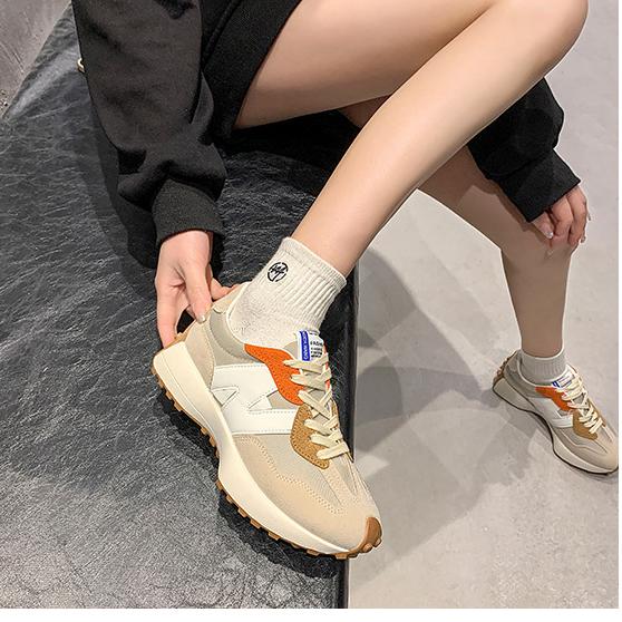 Sneakersy damskie w kolorze beżowym z kontrastowymi panelami bocznymi i białą podeszwą