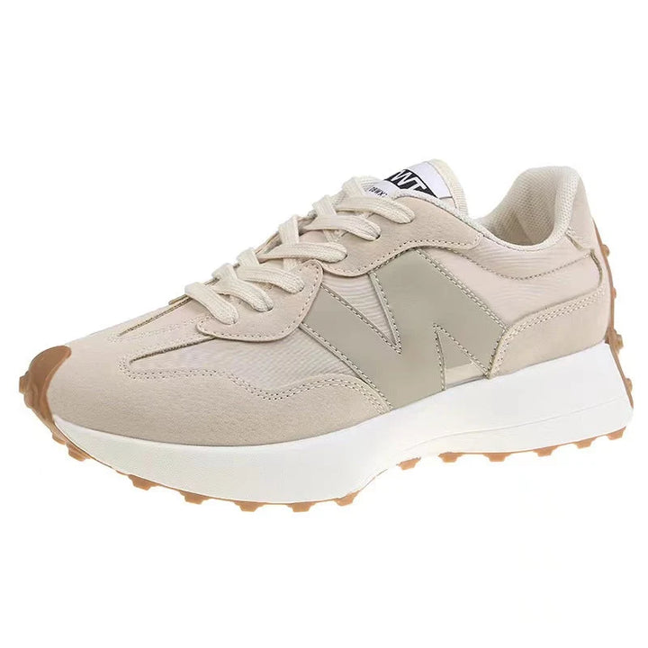 Czarne sneakersy damskie z białymi akcentami i klasycznym sznurowaniem na białej podeszwie