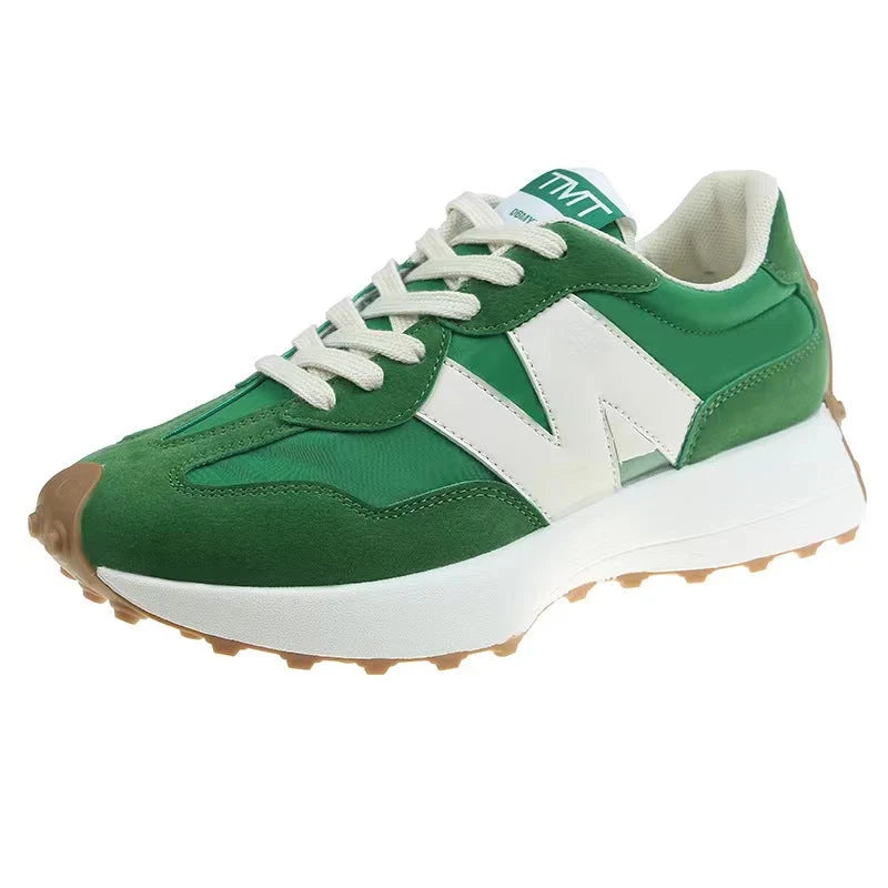 Zielone sneakersy damskie z białymi detalami i trwałą podeszwą z dobrą przyczepnością