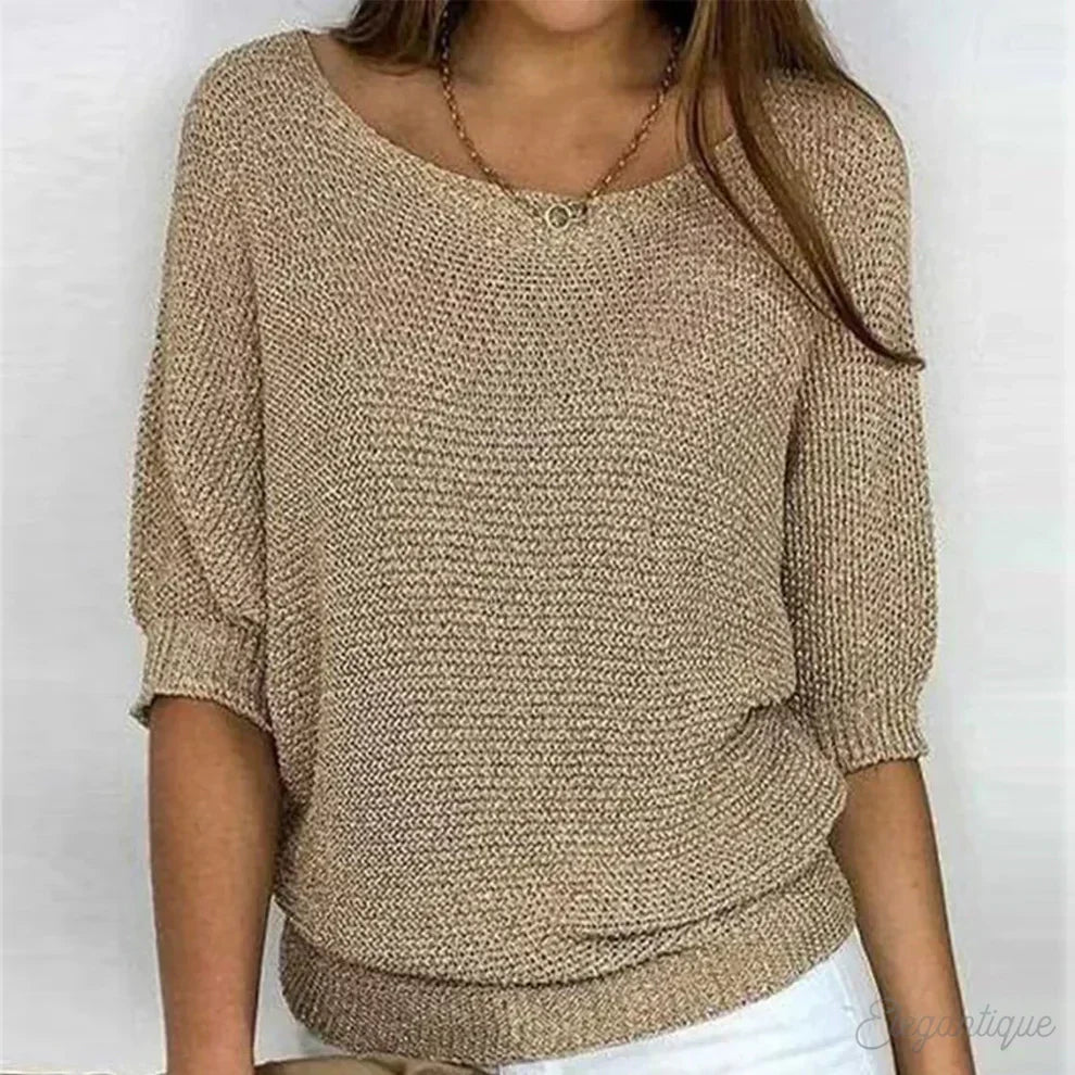 Zofia prezentuje elegancki sweter damski dzianinowy w beżowym kolorze z dekoltem w łódkę i rękawami 3/4