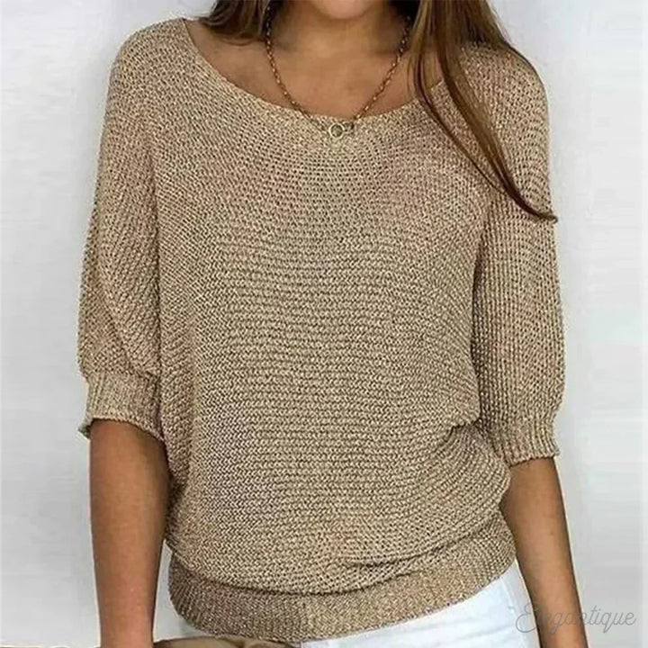 Zofia prezentuje elegancki sweter damski dzianinowy w beżowym kolorze z dekoltem w łódkę i rękawami 3/4
