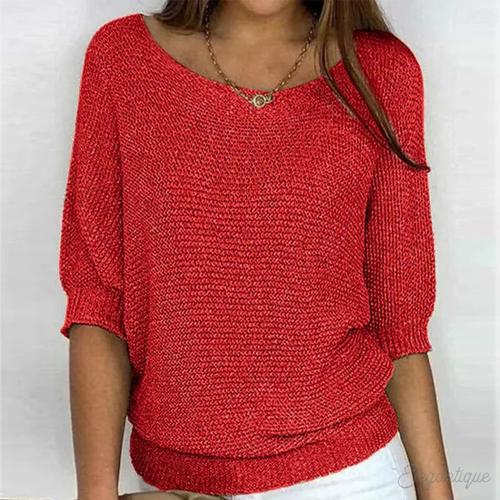 Elegancki sweter dzianinowy damski w naturalnym oświetleniu pokazujący strukturę dzianiny